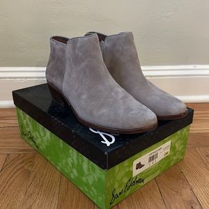 Color: Putty. Material: Suede